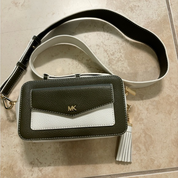 Michael Kors Double Zipper Crossbody Small Bag. - Picture 5 of 6